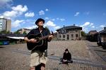 Live. københavn er i dag den førende by inden for singer-songwriting, mener Brett Perkins. I baggrunden sidder artiklens skribent, Henrik Vesterberg. 