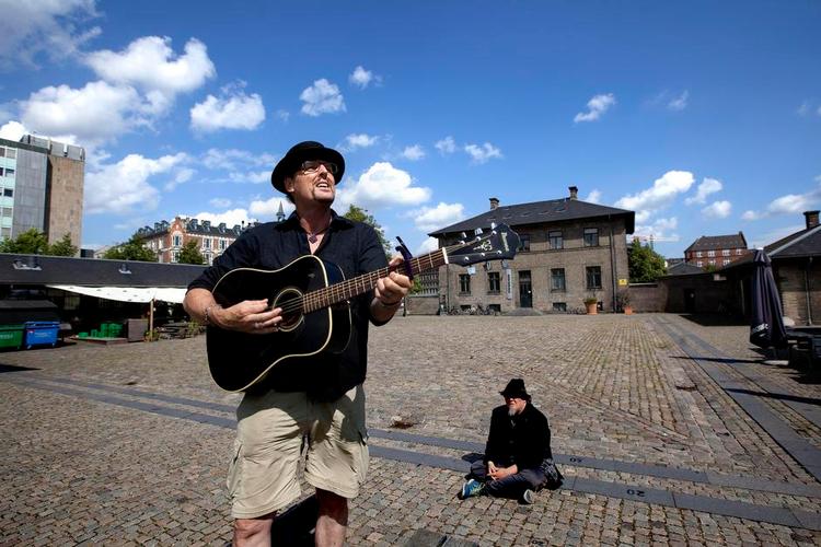 Live. københavn er i dag den førende by inden for singer-songwriting, mener Brett Perkins. I baggrunden sidder artiklens skribent, Henrik Vesterberg. 
