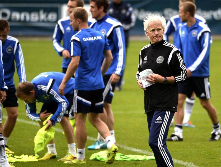 testkamp. Morten Olsen får flere kampe at se spillerne an i i forbindelse med de afgørende kvalifikationskampe til EM. 