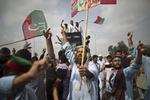 Pakistan. Der er udbrudt kampe i forbindelse med en protestmarch, som oppositionspolitikeren Imran Khan er begyndt på. 