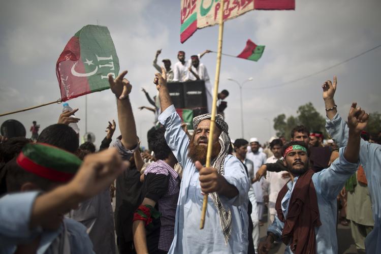 Pakistan. Der er udbrudt kampe i forbindelse med en protestmarch, som oppositionspolitikeren Imran Khan er begyndt på. 