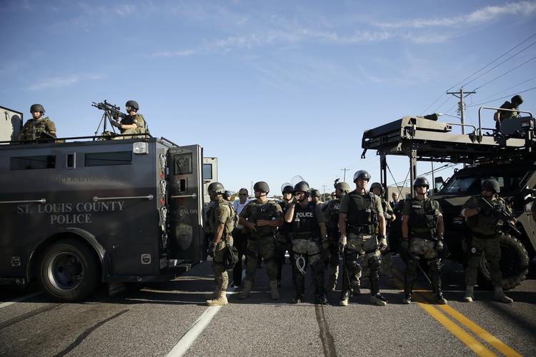 Optøjer. Sikkerheden er massiv i byen Ferguson i USA, efter at politiet lørdag skød og dræbte en ubevæbnet 18-årig afroamerikansk mand. 