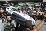 Aleppo. i Syrien står IS efter nye erobringer nu uden for storbyen Aleppo, hvor de moderate oprørere - Vestens allierede, som man dog ikke vil bevæbne - er trængt i knæ 