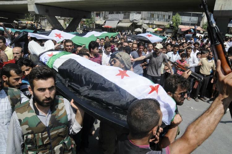 Aleppo. i Syrien står IS efter nye erobringer nu uden for storbyen Aleppo, hvor de moderate oprørere - Vestens allierede, som man dog ikke vil bevæbne - er trængt i knæ 