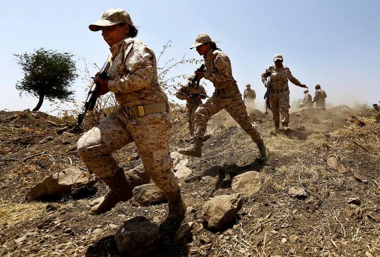 Oprustning. Kvindelige kurdiske Peshmerga-soldater træner for at kæmpe mod terrororganisationen Islamisk Stat (IS), der bl.a. har angrebet kurderne i Nordirak. Nu kan en stribe EU-lande være på vej med våben til kurderne. 