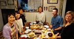 Velbekomme. Familien Watanuki har sat sig til bords sammen med danske Julie og Frank Rasmussen. I anledning af besøget er der lidt flere retter på bordet end normalt. 