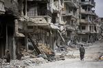 Homs. Få af byens beboere er begyndt at vende hjem til Homs efter at være blevet evakueret i maj. 