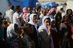 Irak. Internt fordrevne fra den irakiske Yazidi-sekt venter på nødhjælp. V og K vil nu sende F-16 fly for at hjælpe Irak i kampen mod ekstremistiske IS 