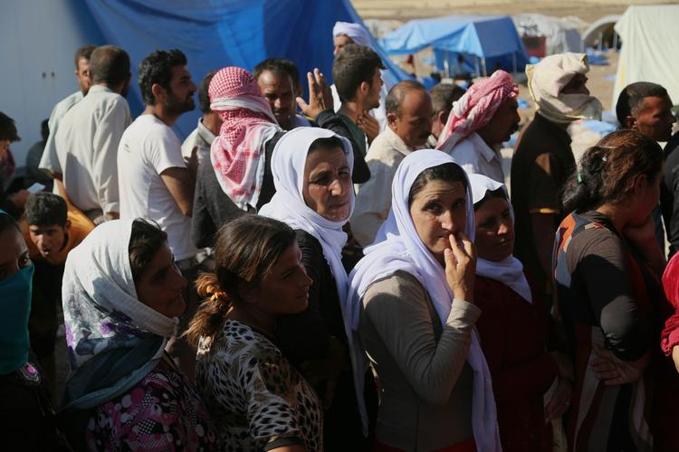 Irak. Internt fordrevne fra den irakiske Yazidi-sekt venter på nødhjælp. V og K vil nu sende F-16 fly for at hjælpe Irak i kampen mod ekstremistiske IS 