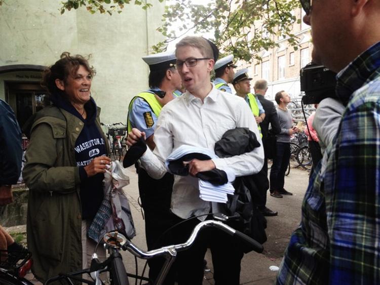 Demo. Der bliver uddelt kalotter til deltager ved dagens demonstration, der skal markere friheden til at bære jødiske religiøse symboler. 