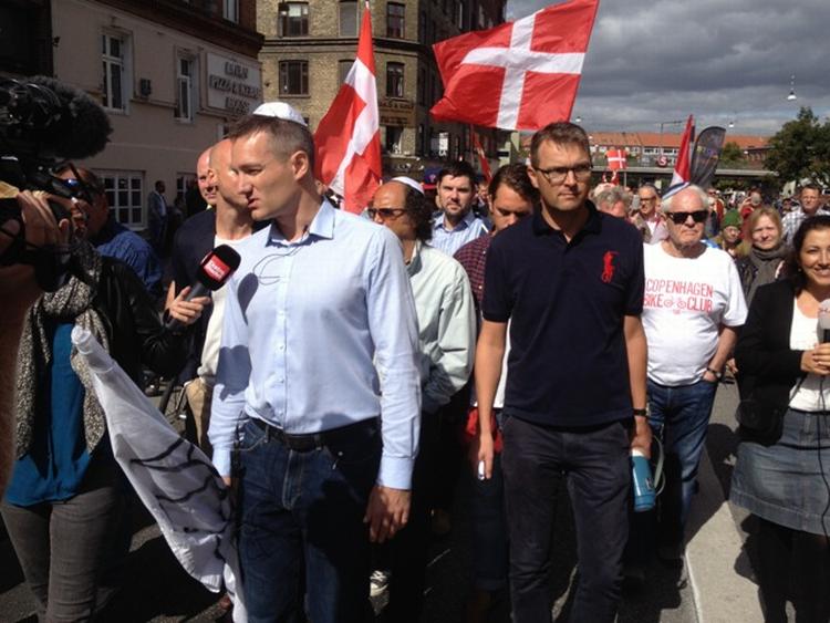 POLITI. Både uniformerede og civile betjente skærmede demonstranterne. Deres hjælp blev dog ikke nødvendig, da demonstrationen forløb fredeligt. 