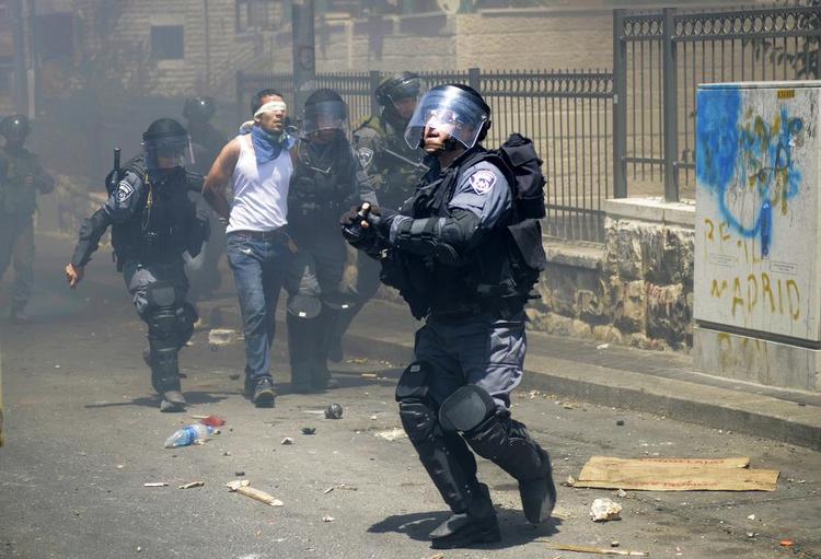 Modstand. Israel 'gik amok' efter fundet af tre døde bosætterdrenge, skriver Yonatan Ungermann Goldshtein. På billedet anholder det israelske politi en palæstinensisk man under uroligheder i det østlige Jerusalem. 