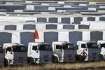 KONVOJ. Ved grænsen til Ukraine holder hvide vogne parkeret i hundredevis. Ukraine er bange for, at deres last et langt fra fredelig, fordi afsenderen af nødhjælpskonvojen er Rusland. 
