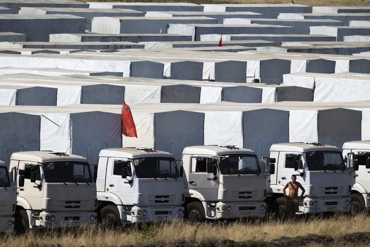 KONVOJ. Ved grænsen til Ukraine holder hvide vogne parkeret i hundredevis. Ukraine er bange for, at deres last et langt fra fredelig, fordi afsenderen af nødhjælpskonvojen er Rusland. 