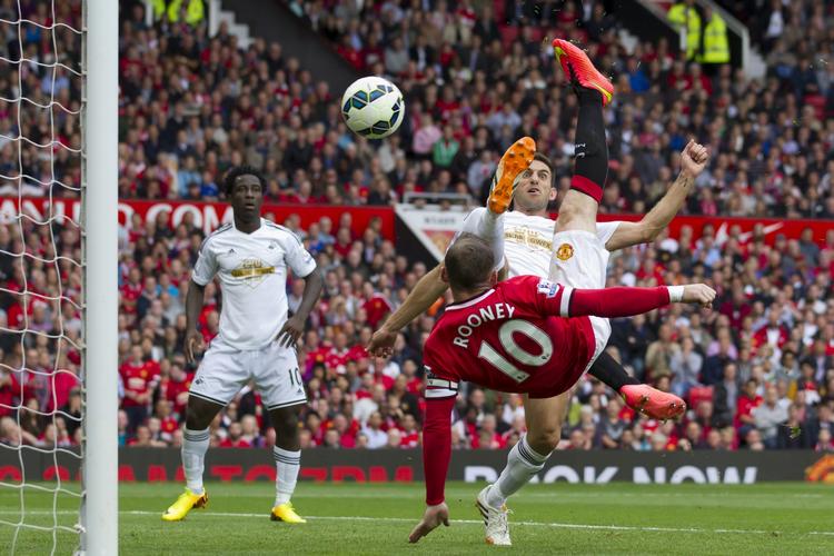 1-2. Selv om Wayne Rooney med et saksespark gav Manchester United udligningen, så endte Swansea med for første gang nogensinde at vinde på Old Trafford. 