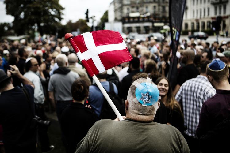 Papversion. Mosaisk Samfund udlånte kalotter til lørdagens demonstration mod antisemitisme på Nørrebro i København. Nogle havde dog selv lavet en til lejligheden som demonstranten her. 