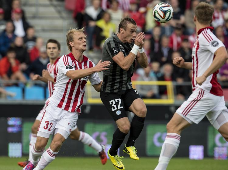 Dyst. Martin Pusic (32) (EFB) og Kasper Pedersen  (32) (AaB) i kamp. 