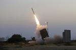 GAZASTRID. Israelsk missilforsvar forsøger at skyde palæstinensisk raket fra Gaza ned under krigen i juli. 