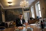 undren. Henrik Sass Larsen (S) undrer sig over, at en ny låneportal på knap 2 måneder har formidlet lånetilbud for 100 millioner kroner til folk, der ikke kan få realkreditlån. 