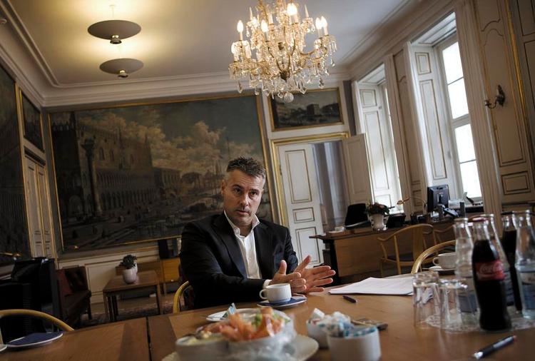 undren. Henrik Sass Larsen (S) undrer sig over, at en ny låneportal på knap 2 måneder har formidlet lånetilbud for 100 millioner kroner til folk, der ikke kan få realkreditlån. 