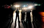 Uro. Politifolk ved en afspærring i Ferguson i går. Trods ordre om at rydde gaderne nægtede demonstranter at gå hjem. 
