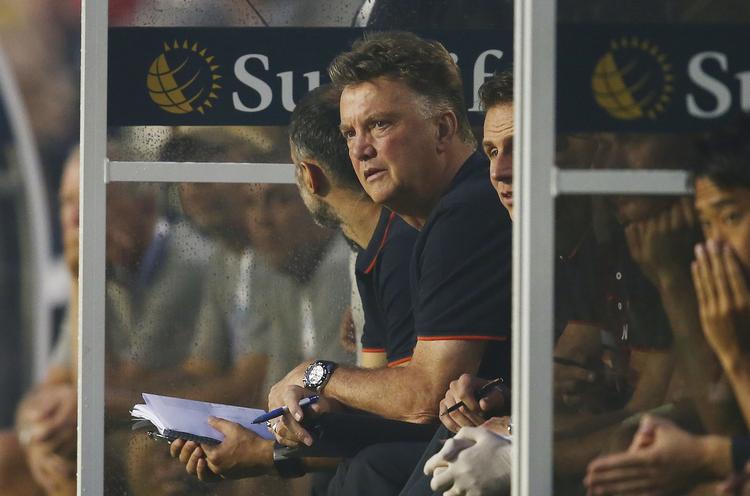 Taktik. Manchester United-manager Louis Van Gaal erkender, at spillerne endnu ikke har vænnet sig til det nye spillesystem. 