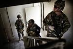 Krigsindsats. Danske soldater laver en sikring i et lokalt politihovedkvarter i Gereshk under et dansk pressebesøg i i Helmand-provinsen. 