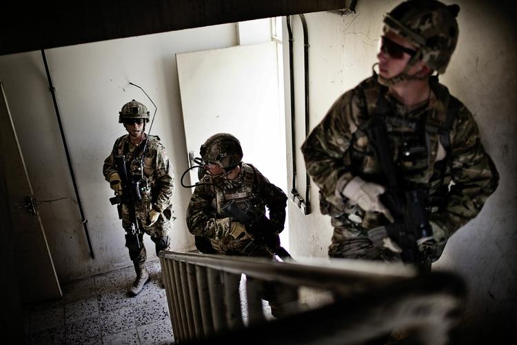 Krigsindsats. Danske soldater laver en sikring i et lokalt politihovedkvarter i Gereshk under et dansk pressebesøg i i Helmand-provinsen. 
