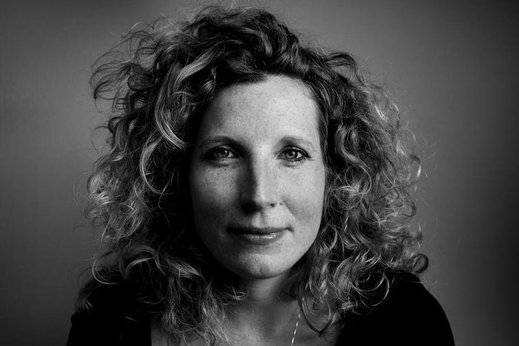 Prisbelønnet. Dy Plambeck (f.1980) debuterede med digtsamlingen 'Buresø-fortællinger' i 2005 og modtog debutantprisen i 2006. 