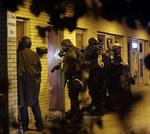 Udgangsforbud. Beboerne i Ferguson, Missouri, har fået udgangsforbud efter en uge med optøjer i gaderne. Men flere overholdt det ikke, og i nat brugte politiet igen røgbomber og tåregas mod borgere. 