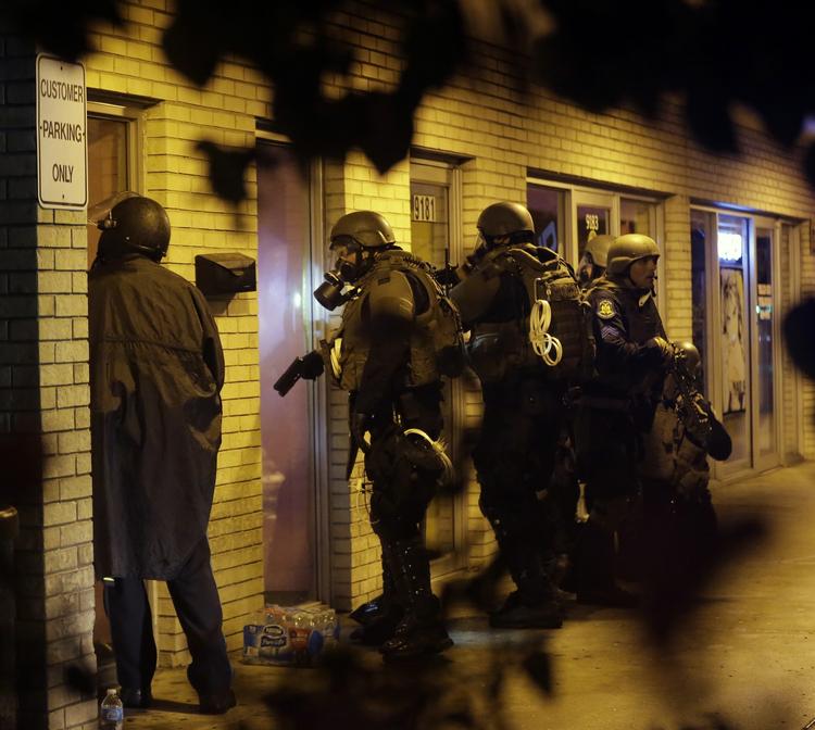 Udgangsforbud. Beboerne i Ferguson, Missouri, har fået udgangsforbud efter en uge med optøjer i gaderne. Men flere overholdt det ikke, og i nat brugte politiet igen røgbomber og tåregas mod borgere. 