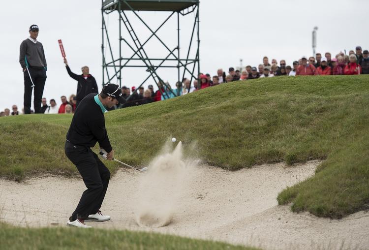 Tilfredshed. Den første store turnering i Danmark i 11 år er en succes. Også for Bradley Dredge, der spiller med om sejren i finalerunden søndag. 
