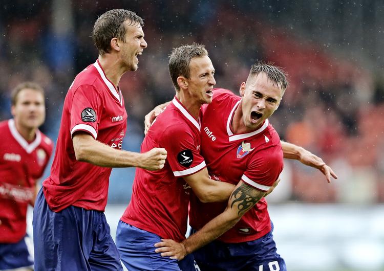 1-0. Oliver Lund (th) jubler med Dennis Sørensen og Henrik Madsen. 