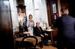 Priset. Rådmand i Odense, Jane Jegind, med Sir Salman Rushdie. 