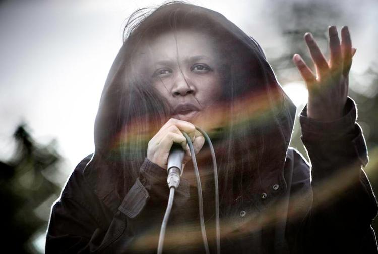 Festival. Cooly G har en klar, personlig stemme, men da teknikken svigtede, måtte hun får hjælp af en sprællemand på bongotrommer. 