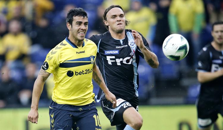 0-2. Sønderjyskes Pierre Kanstrup (th) kunne i denne situation følge med Brøndbys Ariel Nunez, men til syvende og sidste var de blågule en tand vaksere end gæsterne. 