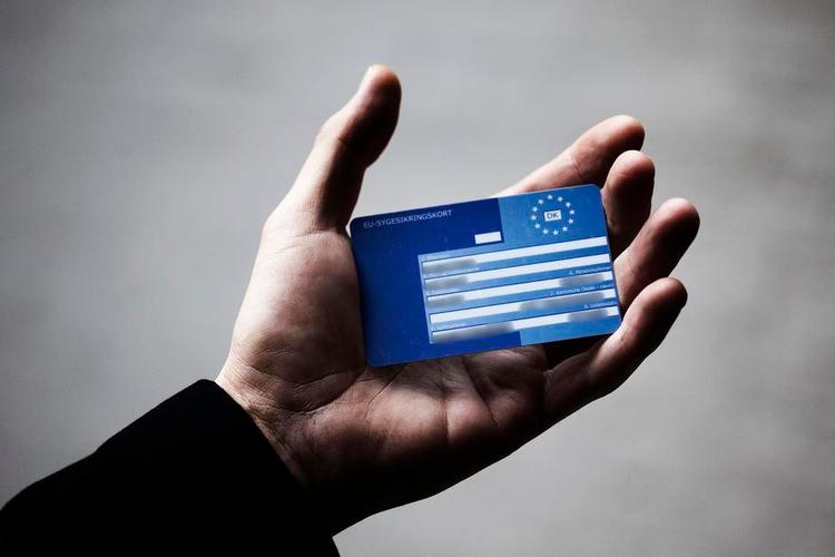 Dækning. Siden 1. august har man skullet bruge det blå sygesikringskort, hvis uheldet er ude i Europa. Men det nye kort gør op med det socialdemokratiske princip om fri og lige adgang til sundhedsvæsenet, uanset hvor i Europa man er, skriver Mette Viktoria Pabst. 