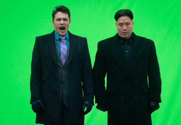 Problematisk. James Franco (t.v.) under optagelserne til 'The Interview' med Randall Park, der spiller Kim Jong-un. Nu uden de ægte dekorationer. 