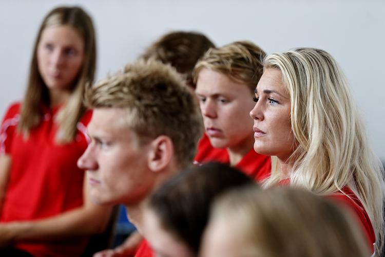 FINALIST. På EM's førstedag skal Jeanette Ottesen (th.) svømme indledendeheat  og formentlig semifinale i 50 meter butterfly samt finale i 4x100 meter fri. 