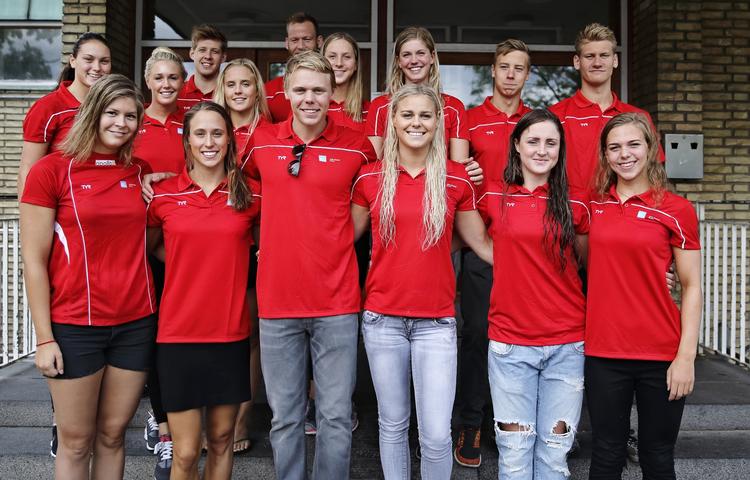 EM-HOLDET. Med 15 svømmere tangerer Danmark alle tiders største trup til et EM på langbane, hvor Danmark i Berlin stiller med (forrest fra venstre) Lotte Friis, Rikke Møller Pedersen, Daniel Skaaning, Julie Aglund Lauridsen, Maj Howardsen, (i midten fra venstre), Mie Ø. Nielsen, Jeanette Ottesen, Sarah Bro, Julie Levisen, Louise B. Dalgaard, Anton Ørskov Ipsen, Viktor Bromer, (bagest fra venstre), Anders Lie og Mads Glæsner. 
