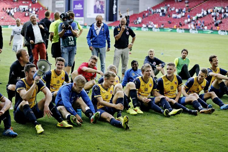overraskelse. Hobro har taget fodbold-Danmark med storm og er rykket i toppen af Superligaen. 
