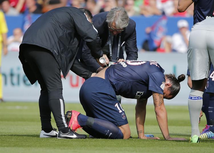 skadet. Zlatan Ibrahimovic blev først behandlet, hvorefter han spillede videre. Men svenskeren måtte opgive at gøre kampen mod Bastia færdig. 