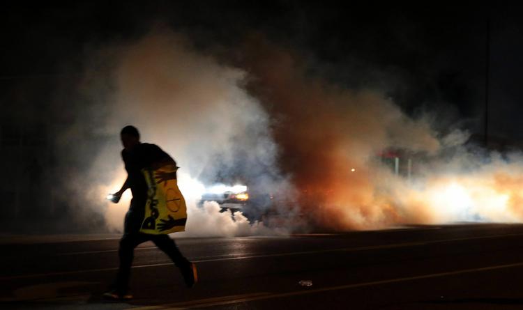 OPTØJER. Ferguson-beboer flygter fra tåregasskyerne under urolighederne. 