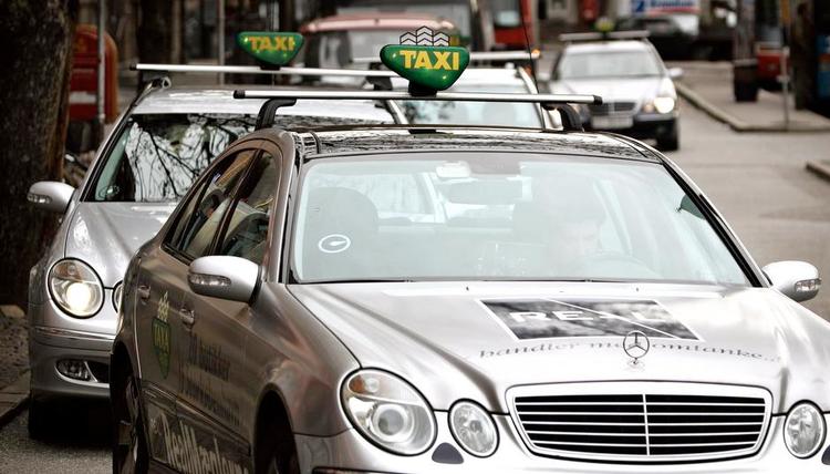 Presset. En stribe vognmænd risikerer at måtte dreje nøglen om, hvis Folketinget afskaffer reglen om frikørsel af taxier. Arkivfoto: Jens Dresling 