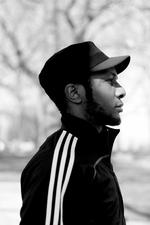 Fotografisk. Teju Cole (f.1975) er foruden forfatter fotograf og kunsthistoriker. Det mærker man klart i romanen 'Åben by'. Forfatteren optræder på Louisiana Literature torsdag 21., lørdag 23. og søndag 24. august. 