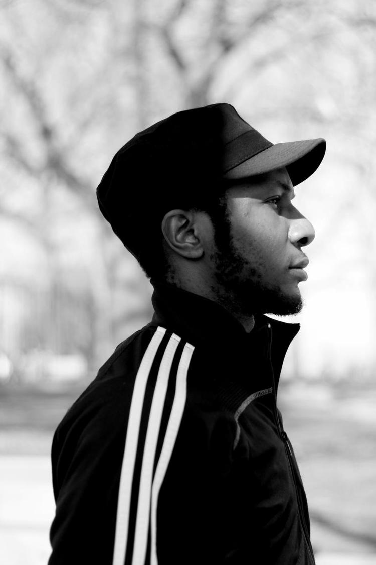 Fotografisk. Teju Cole (f.1975) er foruden forfatter fotograf og kunsthistoriker. Det mærker man klart i romanen 'Åben by'. Forfatteren optræder på Louisiana Literature torsdag 21., lørdag 23. og søndag 24. august. 