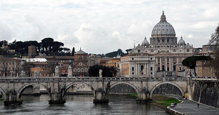 Det var ikke langt fra Peterskirken, at en italiensk politibetjent natten til fredag blev stukket ihjel. Lørdag har italiensk varetægtsfængslet og sigtet to amerikanske teenagere i sagen. 