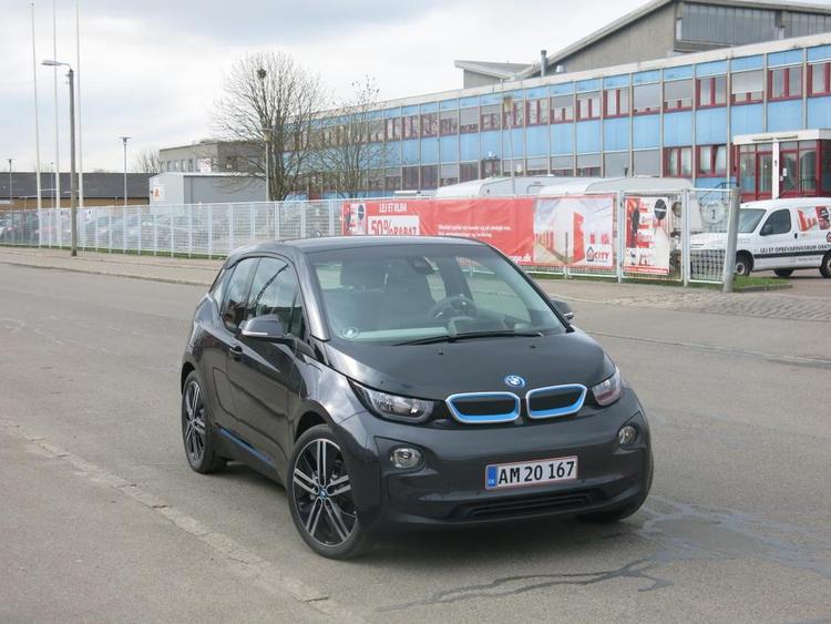 urealistisk. BMW i3 REX er en af de hybridbiler, der har svært ved at leve op til de officielle tal for benzinforbruget. 