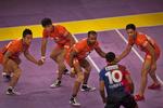 kabaddi. Dabang Delhis 'raider' (nummer 10) bevæger sig ind i fjendeland blandt spillerne fra Bengal Warriors, som han skal tackle eller røre - hvorefter han skal klare sig tilbage til egen bane uden at blive tacklet. 