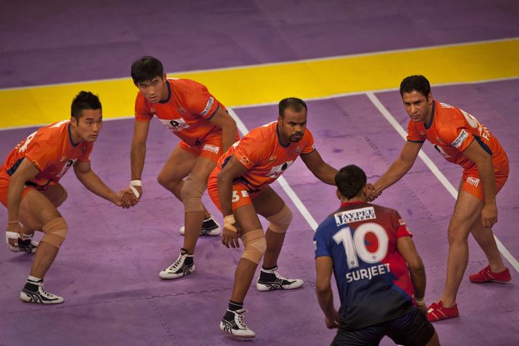 kabaddi. Dabang Delhis 'raider' (nummer 10) bevæger sig ind i fjendeland blandt spillerne fra Bengal Warriors, som han skal tackle eller røre - hvorefter han skal klare sig tilbage til egen bane uden at blive tacklet. 